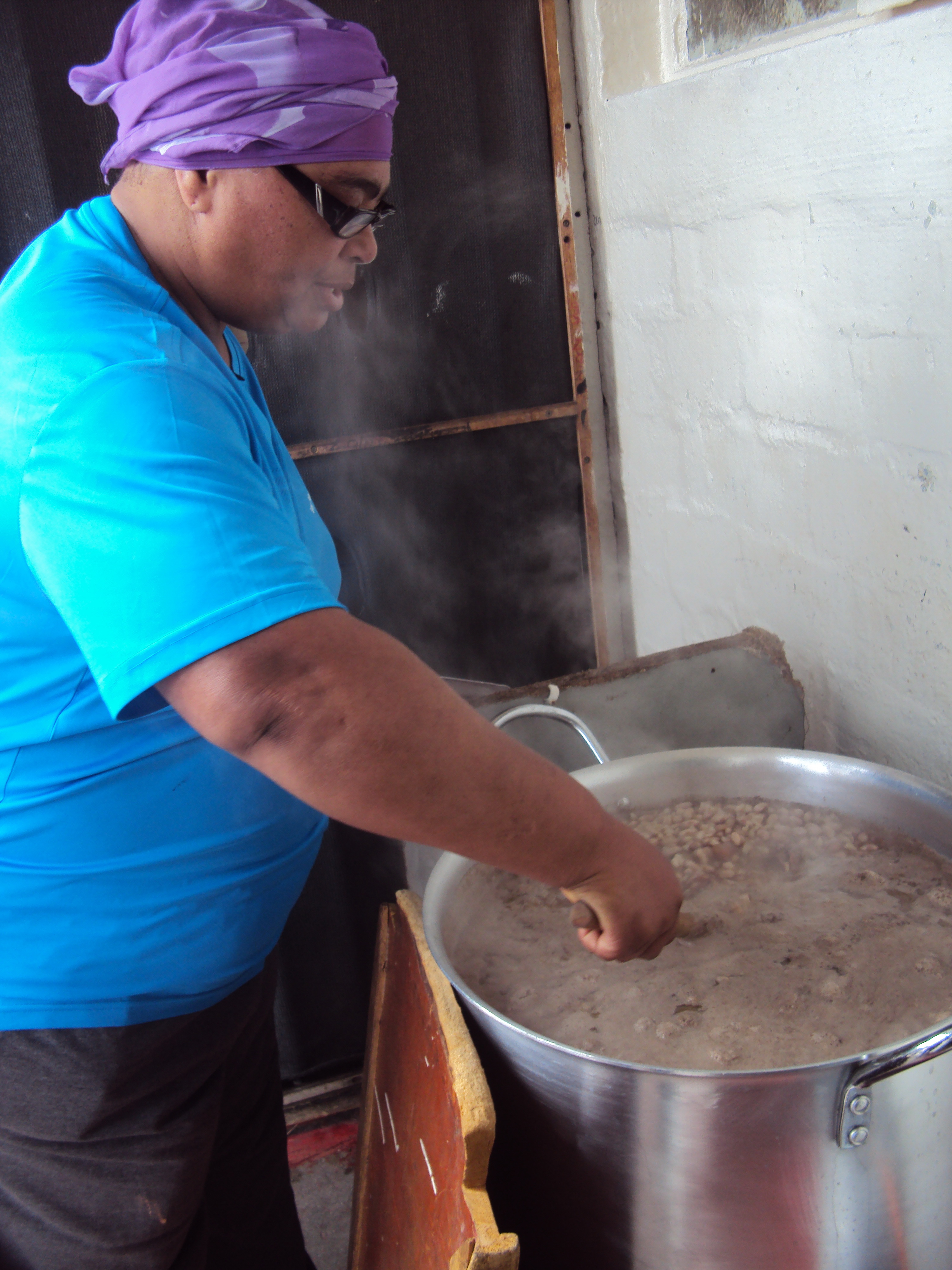 Charmaine beim Kochen