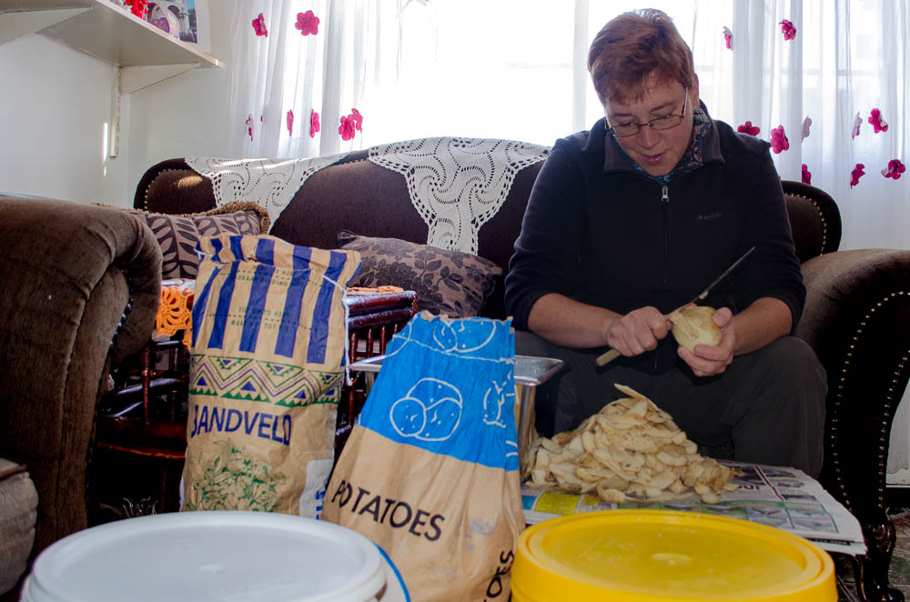 18 kg Kartoffeln schälen - Großküche, ich komme (man beachte das Messer)