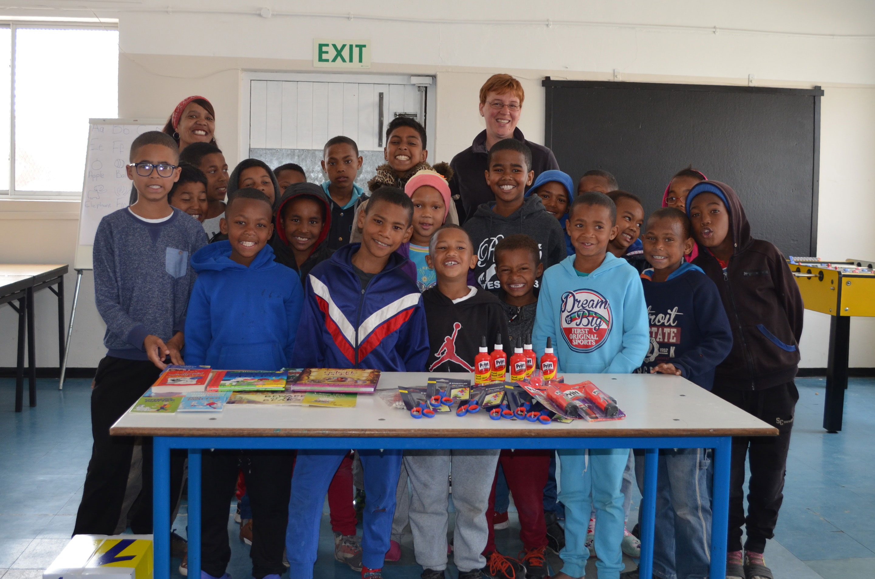 Übergabe der Geschenke an die 
New World Foundation-Kids