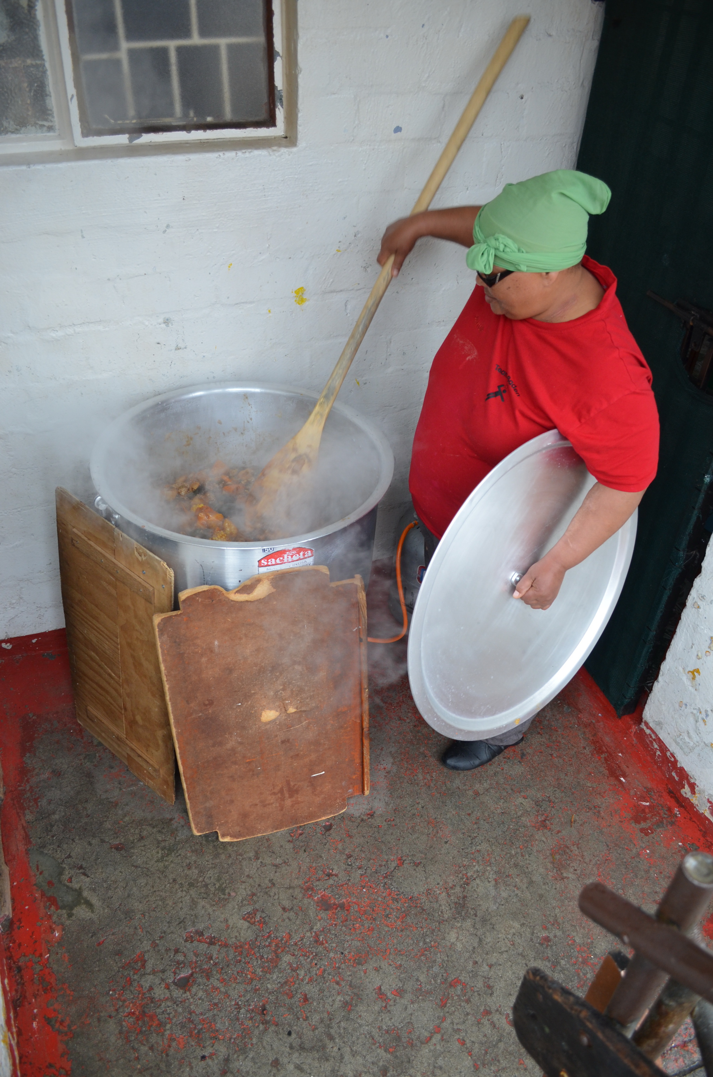 Charmaine beim Kochen